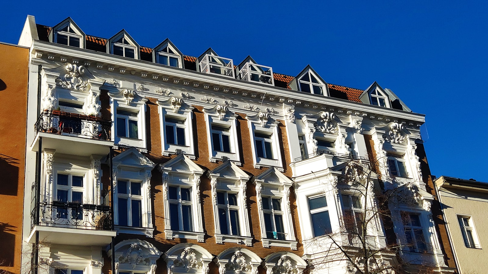 Klassischer Berliner Altbau mit Sprossenfenstern und Stuckfassade