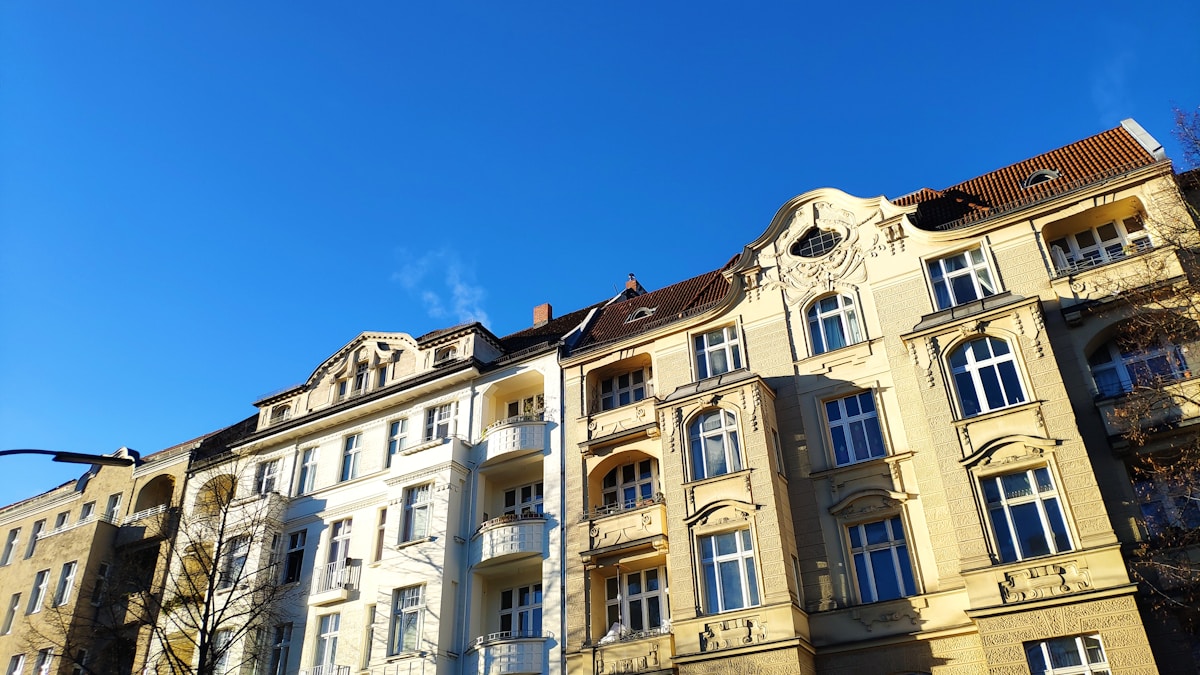 Klassische Berliner Altbau-Häuserzeile mit Stuckfassaden